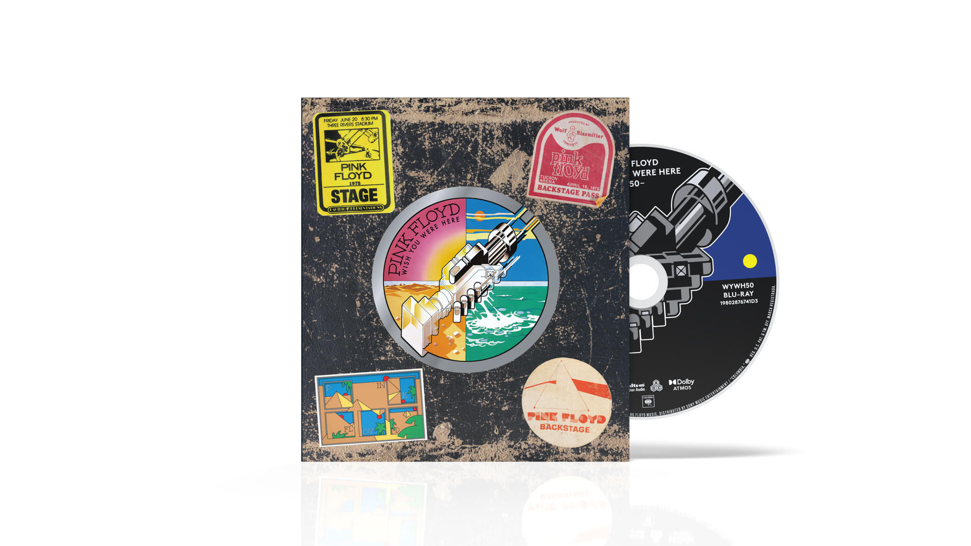Albumcover von Pink Floyds 'Wish You Were Here' mit Aufklebern. Eine Blu-ray-Disc befindet sich rechts. Der Hintergrund ist dunkel.