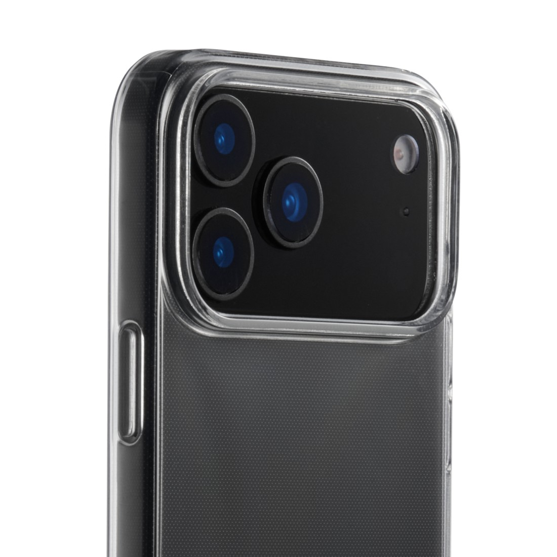 Nahaufnahme eines Telefons mit drei Kameras und einem Blitz. Das Telefon befindet sich in einer transparenten Hülle. Der Hintergrund ist weiß.
