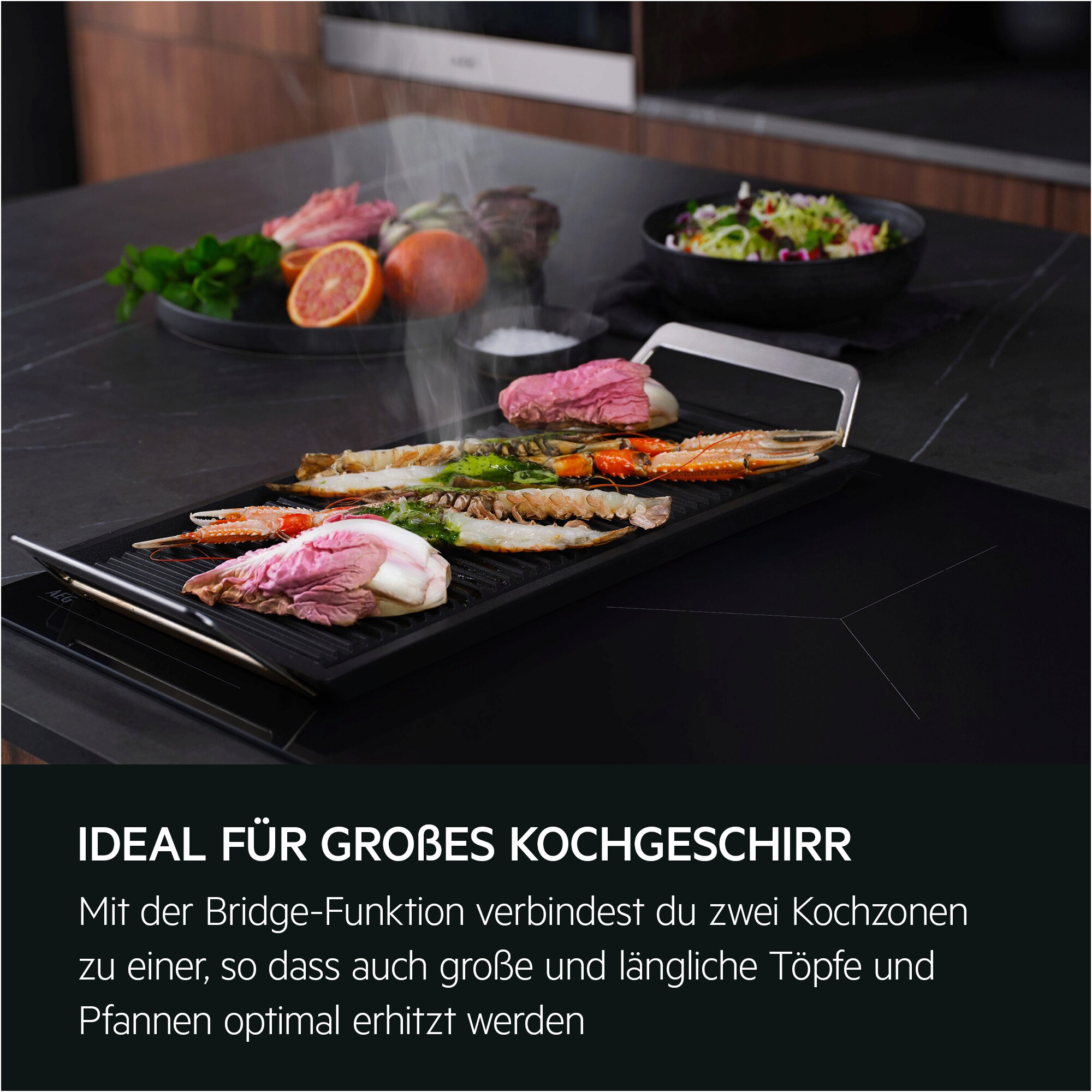 Grill mit Meeresfrüchten und Gemüse. Dampf steigt auf. Früchte, Salatschüssel und Kochfläche im Hintergrund.
