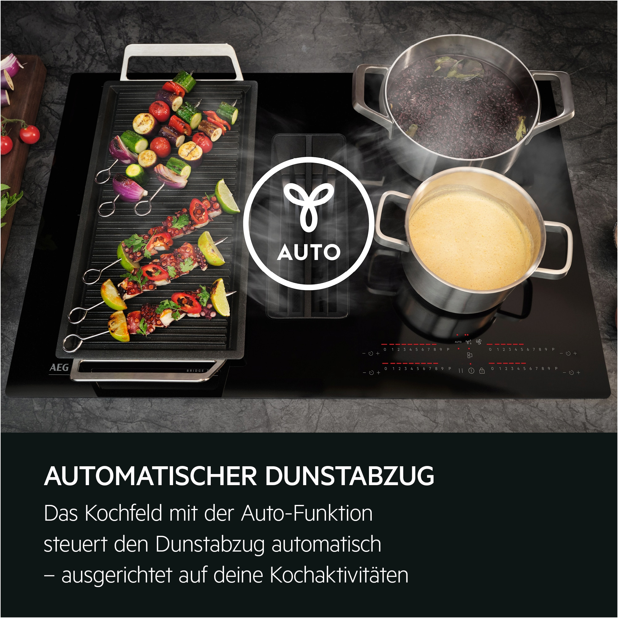 Ein schwarzes Induktionskochfeld mit Spießen mit gegrilltem Gemüse und Kochtöpfen mit Essen. Dampf steigt auf.