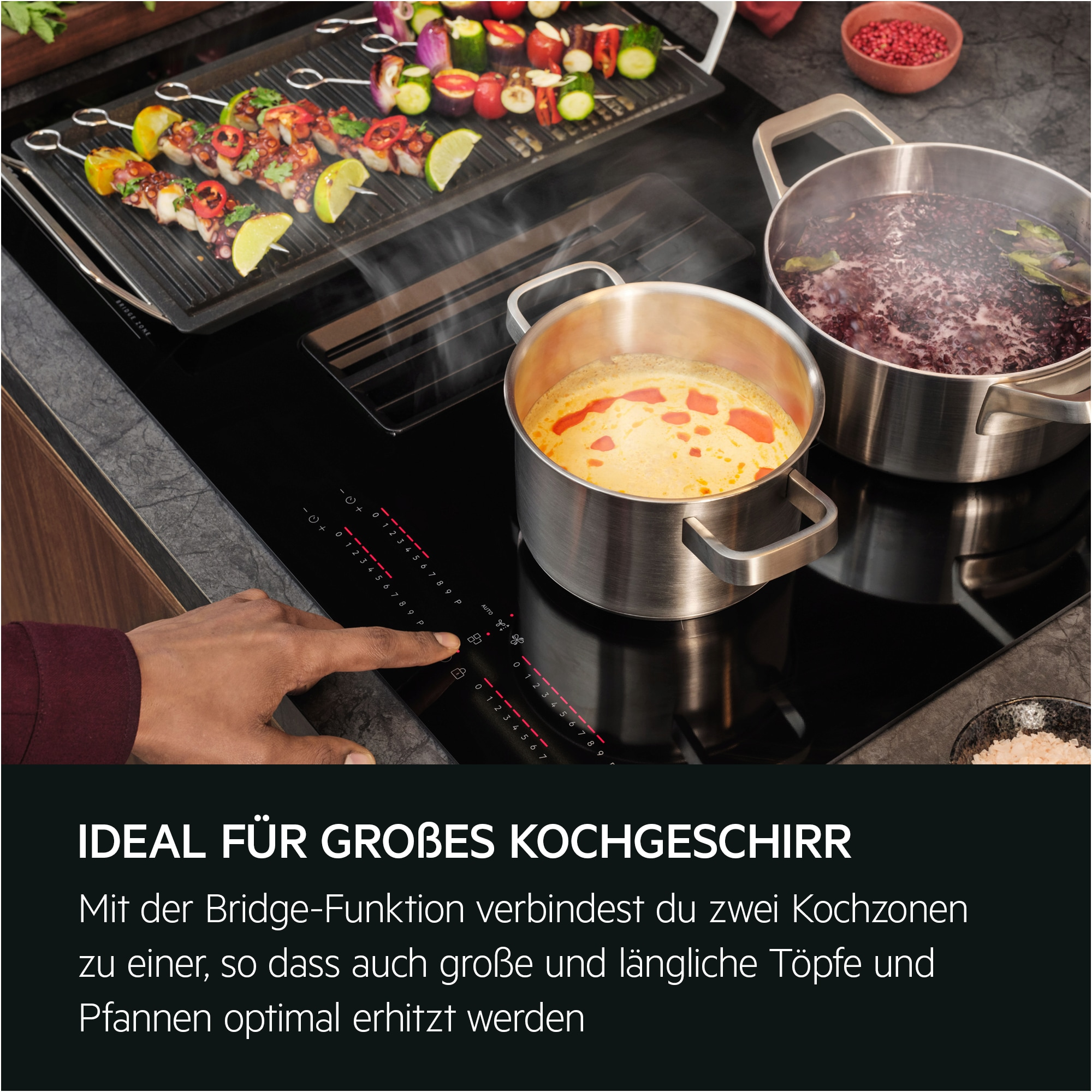 Ein Kochfeld mit Essen. Spieße mit gegrilltem Oktopus und Gemüse. Töpfe mit Suppe und kochender Flüssigkeit.