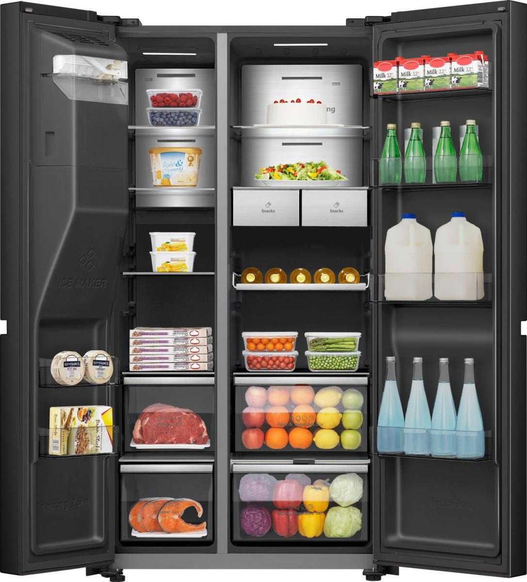 Ein schwarzer Kühlschrank mit geöffneten Türen, gefüllt mit Lebensmitteln wie Obst, Gemüse, Milch und verpackten Waren. Verschiedene Regale und Schubladen.