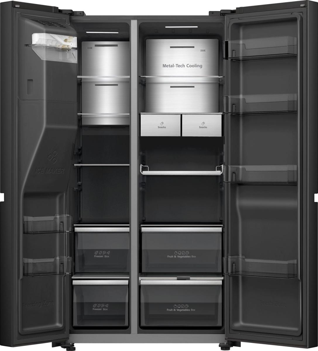 Ein schwarzer Kühlschrank mit offenen Türen. Er hat Fächer für Eis, Gefriergut, Obst und Gemüse. Es gibt Etiketten für jeden Bereich.