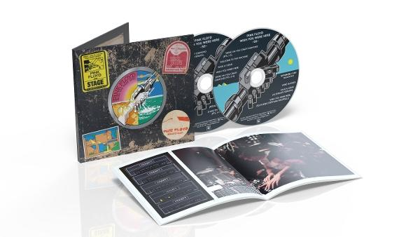 Pink Floyd albumkészlet: CD és füzet. A CD-tok egy műalkotást mutat. A füzet nyitva van, fotókat mutat. A háttér fehér.