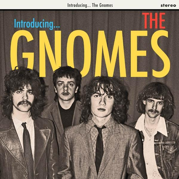 Albumcover: Vier Männer in Anzügen, Band 'The Gnomes'. Text: 'Introducing... The Gnomes', 'stereo'. Sepia-Ton, Hintergrund ein Vorhang.