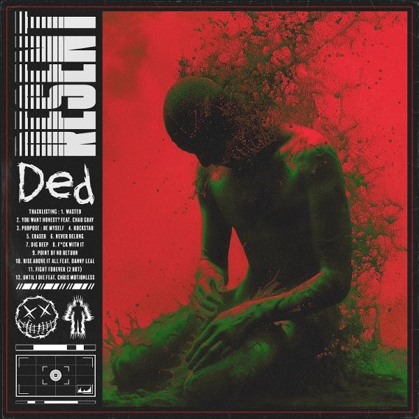 Albumcover. Eine Figur sitzt mit gesenktem Kopf, umgeben von rotem und grünem Hintergrund. Text enthält den Namen des Künstlers, Albumtitel und Trackliste.