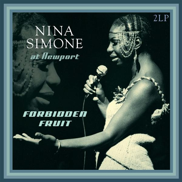 Albumcover von Nina Simone. Simone hält ein Mikrofon, trägt ein Stirnband und ein Kleid. Der Text lautet 'Forbidden Fruit at Newport'.