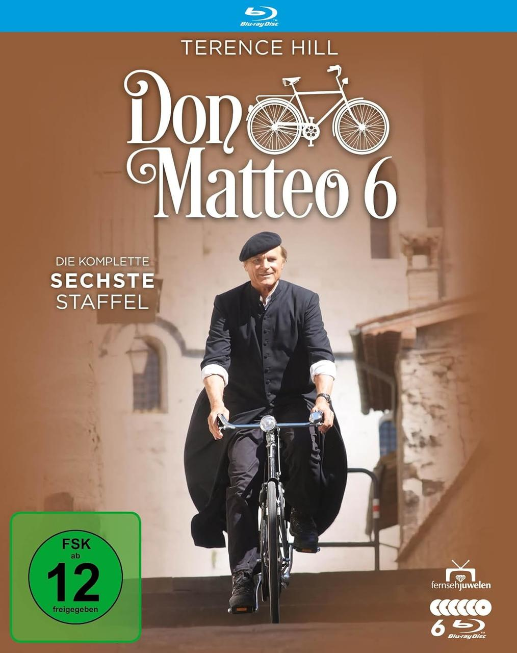 Terence Hill auf einem Fahrrad, das Cover von Don Matteo 6. Der Hintergrund zeigt ein Gebäude. Blu-ray Disc Logo oben.