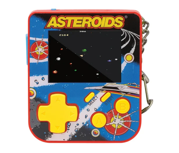 Przenośna gra Asteroids. Ekran pokazuje bitwę kosmiczną. Ma czerwoną ramkę, żółte przyciski i brelok.