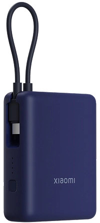 Granatowy power bank Xiaomi. Ma pętlę i kabel USB-C. Nazwa marki jest wydrukowana z przodu.