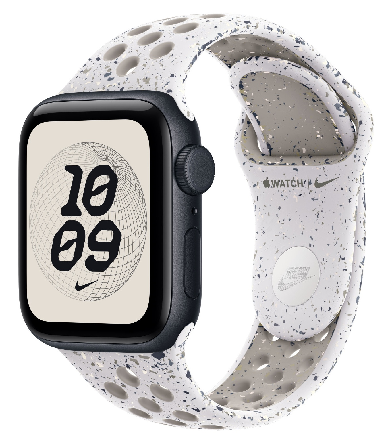 Apple Watch z czarną kopertą i białym, nakrapianym paskiem. Tarcza wyświetla '10 09' i logo Nike.