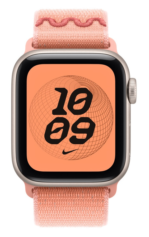 Apple Watch z łososiowym paskiem. Tarcza pokazuje godzinę 10:09 z wzorem globu i logo Nike.