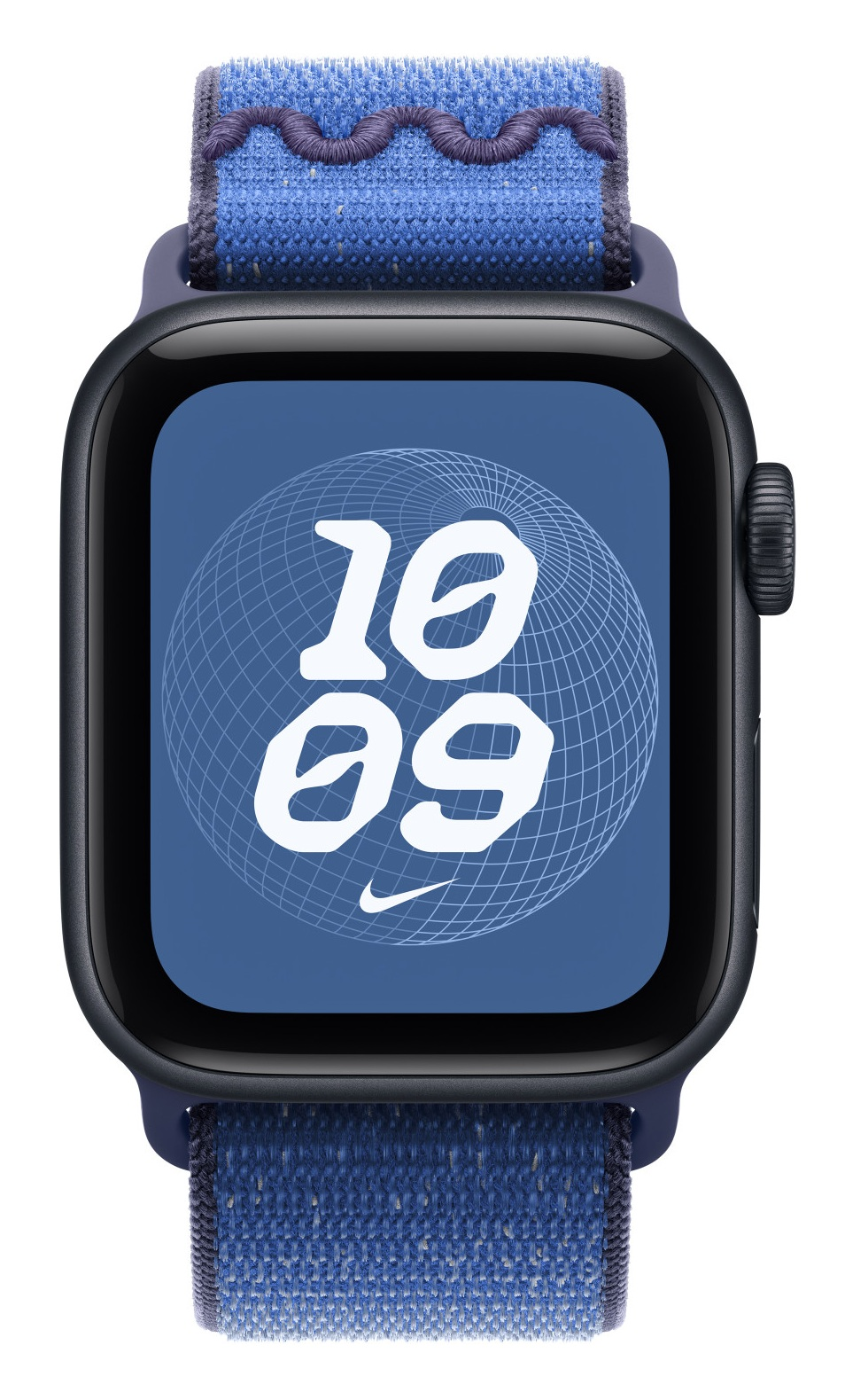 Zegarek Nike Apple Watch pokazuje godzinę 10:09 na ekranie. Posiada niebieski pasek z wzorzystą górną krawędzią. Zegarek jest czarny.