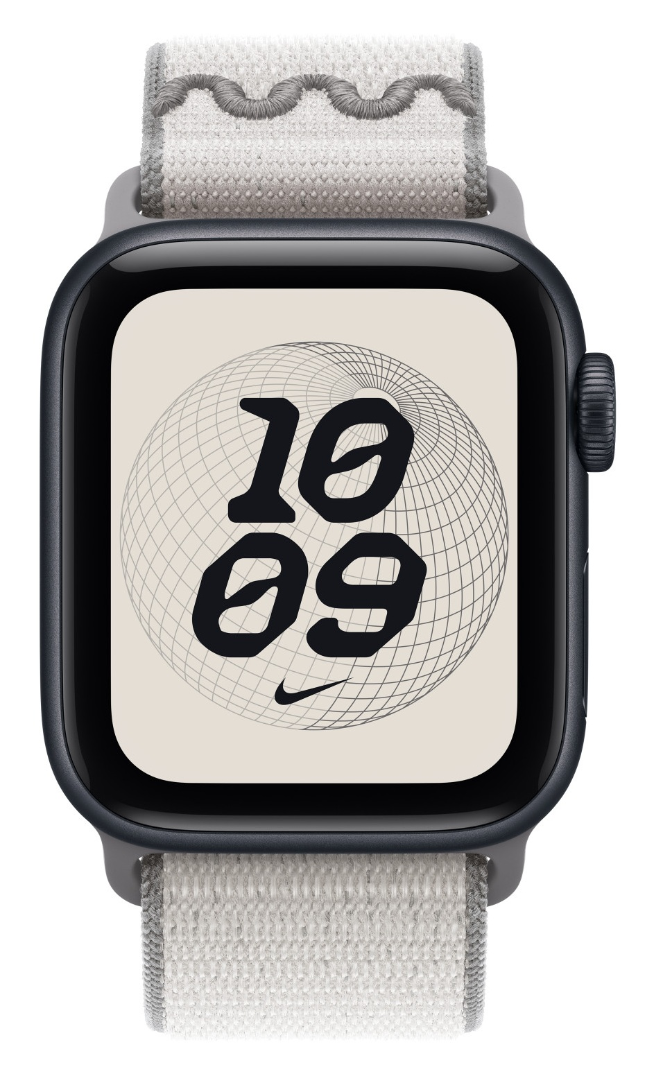 Apple Watch z szarym paskiem i wyświetlaczem z napisem "10 09" oraz logo Nike, na jasnobeżowym tle.