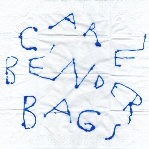 Ein weißes Taschentuch mit blauer Tinte. Die Worte 'CARE BEND BAG' sind darauf geschrieben.