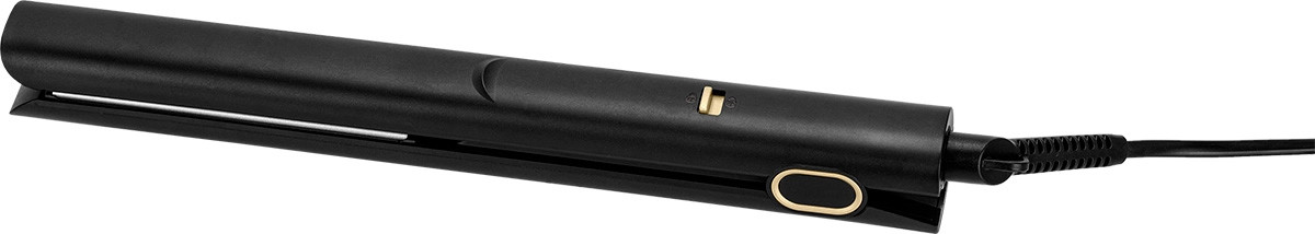 Czarna prostownica do włosów ze złotymi akcentami. Ma długi korpus, uchwyt i przewód zasilający. Prostownica jest zamknięta.