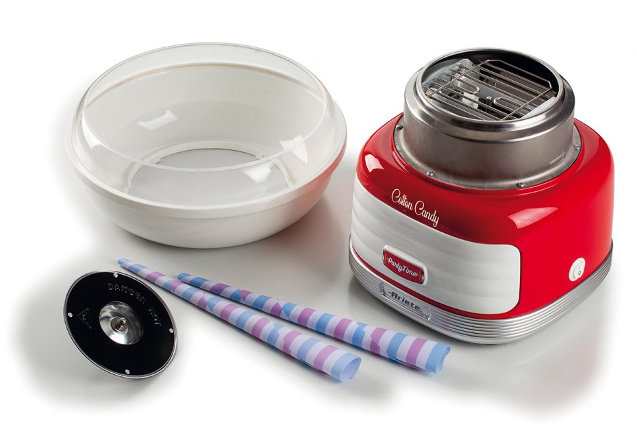 Czerwono-srebrna maszyna do waty cukrowej z akcesoriami, w tym miską, stożkami i czarnym dyskiem na białym tle.