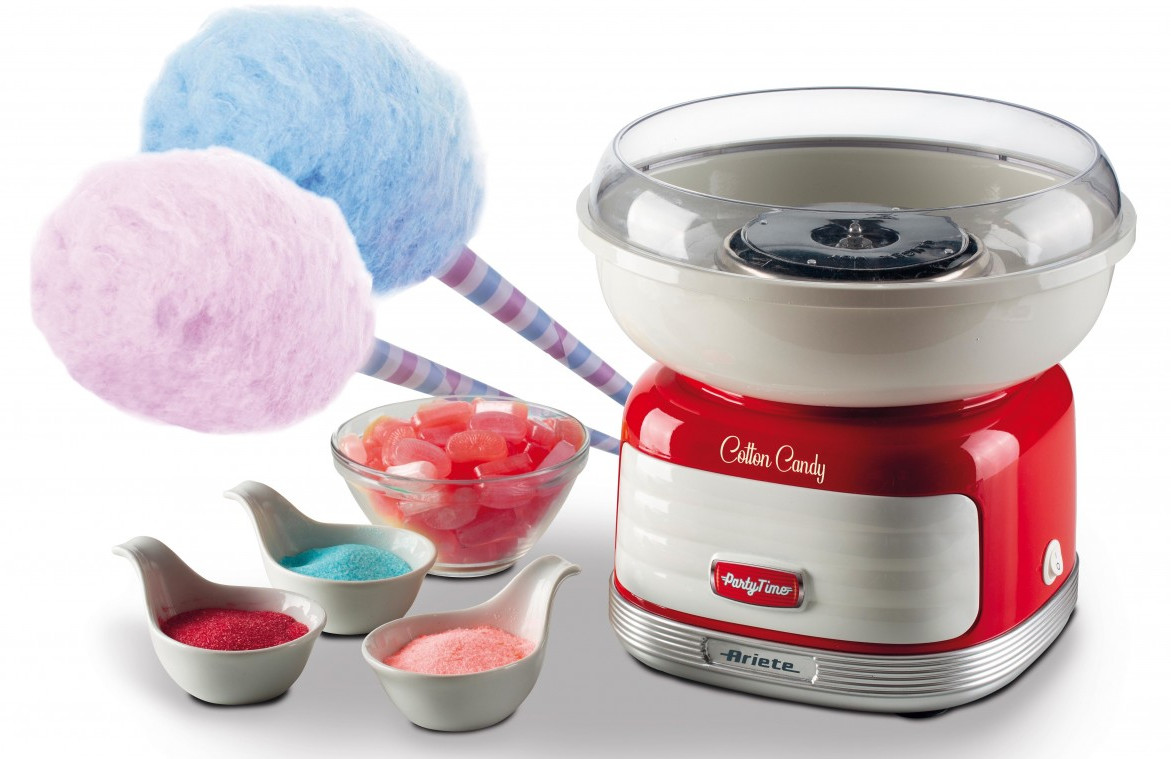 Maszyna do waty cukrowej z różową i niebieską watą cukrową, cukierkami i kolorowym cukrem w miskach. Czerwona i biała maszyna.
