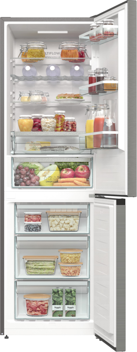 Lodówka z otwartymi drzwiami, wypełniona słoikami z jedzeniem, owocami, warzywami i napojami. Zamrażarka również otwarta i pełna.