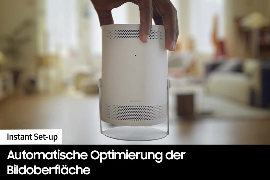 Eine Hand hält ein weißes, zylindrisches Samsung-Gerät mit perforierter Ober- und Unterseite. Text: 'Instant Set-up', 'Automatische Optimierung'.