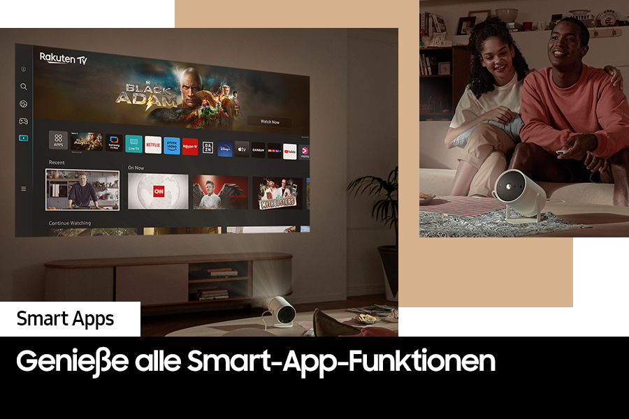 Ein Projektor zeigt einen Film an der Wand. Ein Paar schaut sich den Film an. Der Titel 'Black Adam' ist auf dem Bildschirm zu sehen.