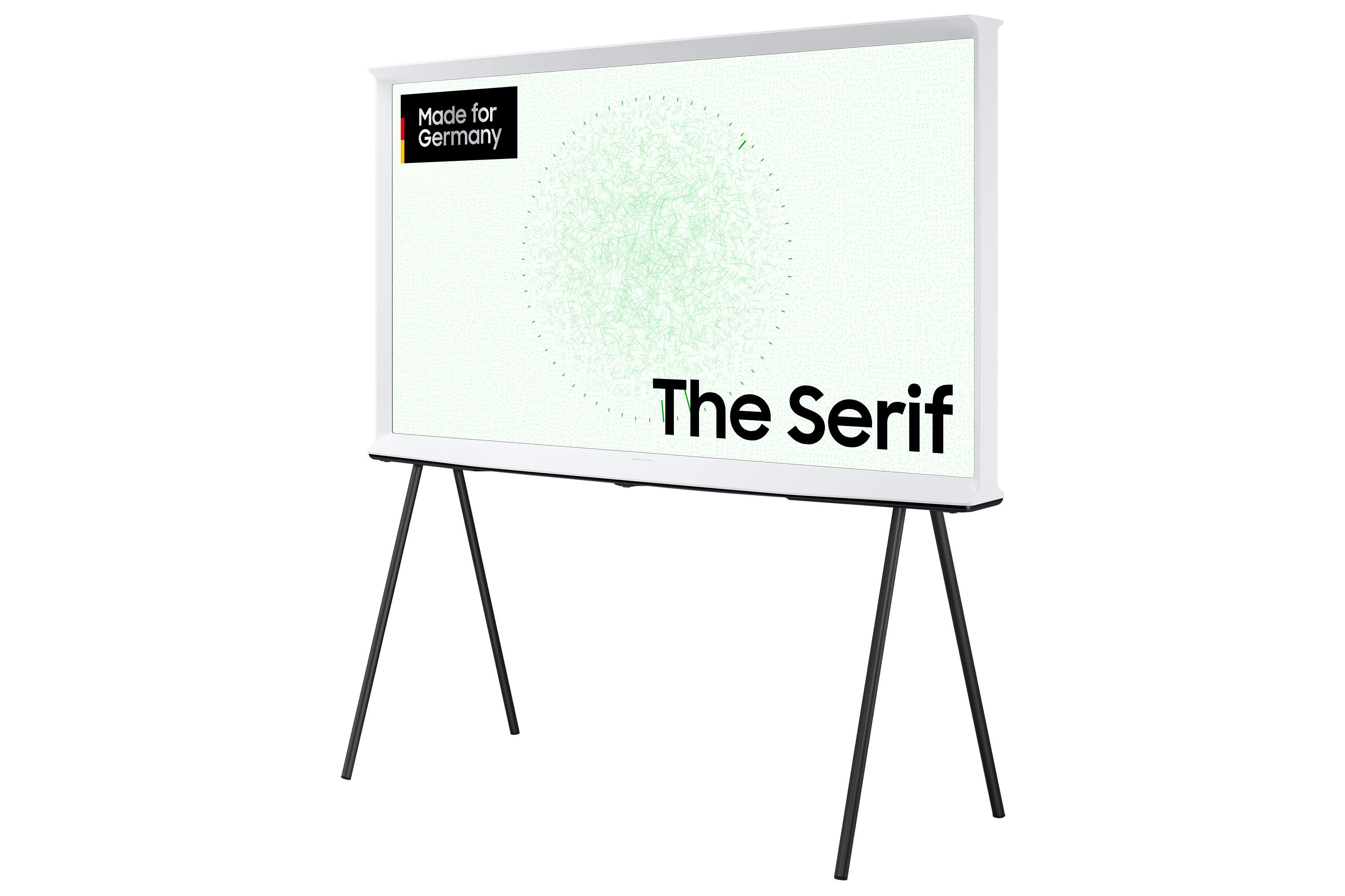 Weißer Samsung The Serif TV auf schwarzen Stativbeinen. Der Bildschirm hat ein grünes Muster. Made for Germany Logo oben links.