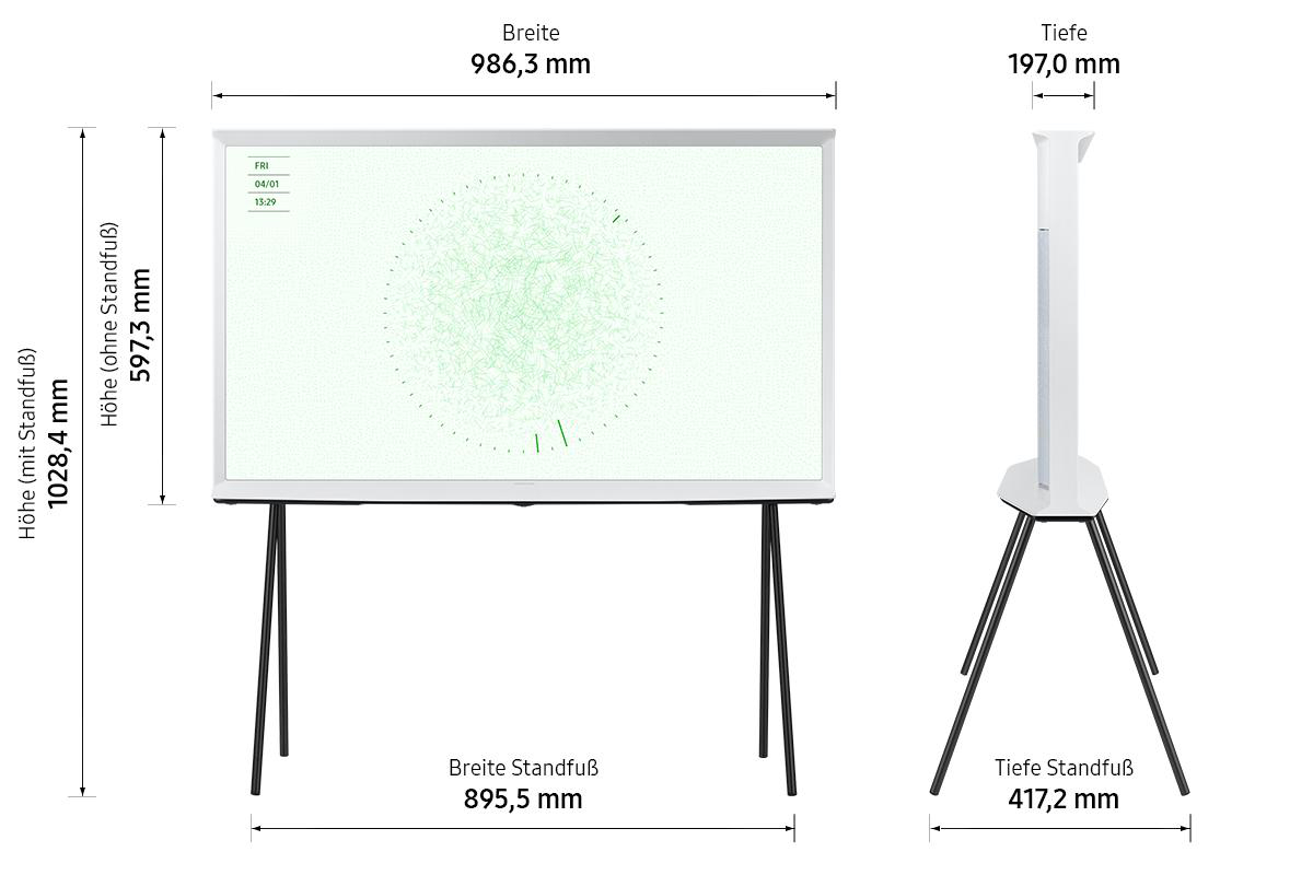 Weißer Fernseher auf Ständer mit Maßen. Bildschirm zeigt Uhr und grüne, abstrakte Kunst. Maße sind in mm angegeben.