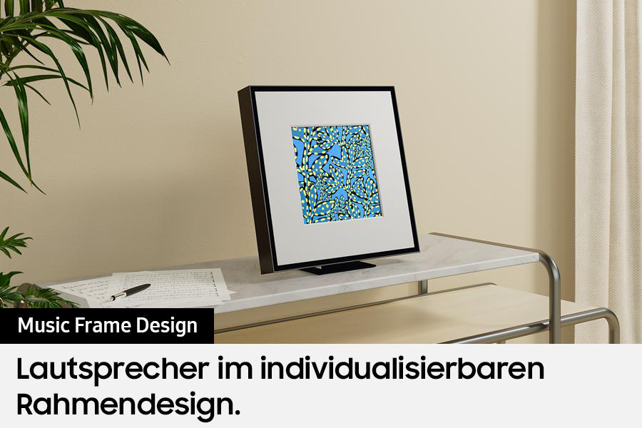 Ein gerahmtes Kunstwerk steht auf einem Tisch. Das Kunstwerk zeigt einen blauen Hintergrund mit gelben und weißen Blattmustern.