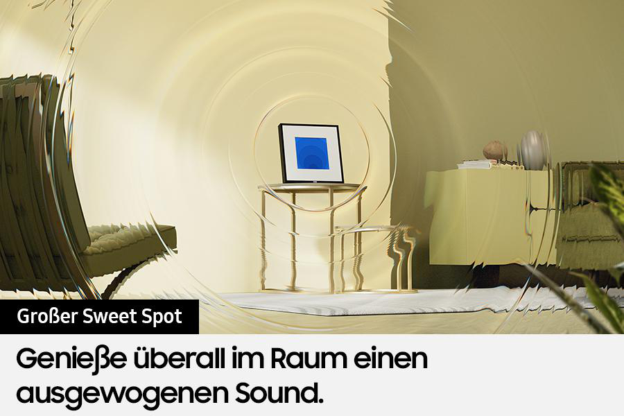 Ein modernes Zimmer mit einem blau-weißen Bild auf einem Goldständer. Links ein grünes Sofa, rechts ein Tisch.