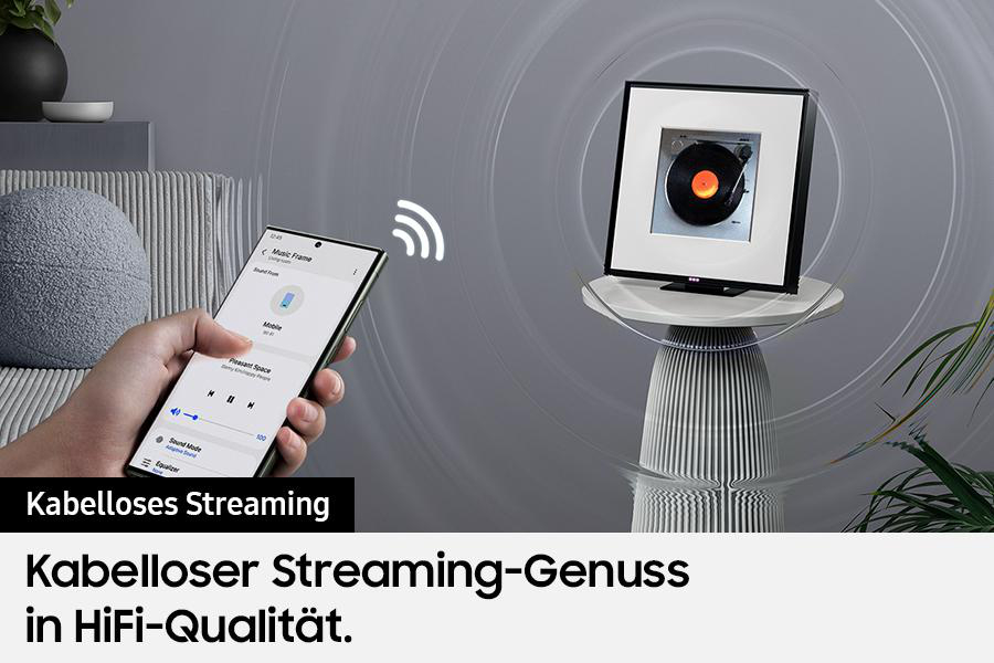 Eine Hand hält ein Telefon und streamt Musik zu einem Plattenspieler-Lautsprecher. Text: Kabelloses Streaming in HiFi-Qualität.