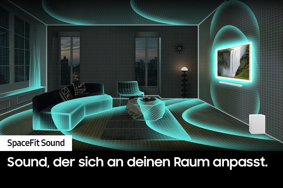 Ein modernes Zimmer mit einem Fernseher, der einen Wasserfall zeigt. Blaue Linien stellen Schallwellen dar. Der Text lautet 'SpaceFit Sound'.