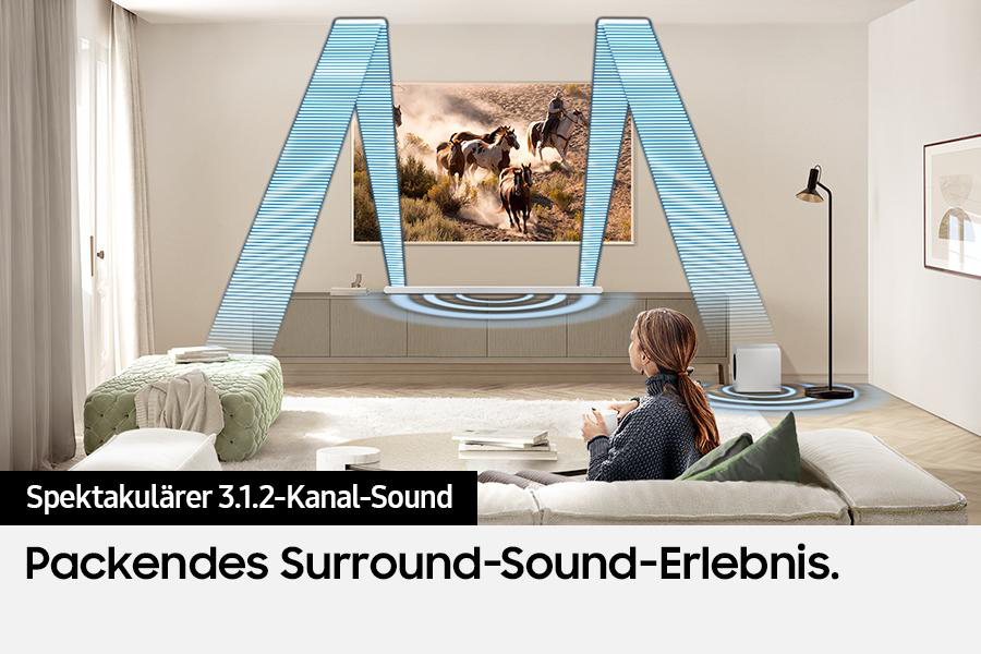 Eine Frau sitzt in der Nähe eines Fernsehers mit Pferden. Blaue Linien zeigen den Ton. Ein weißer Subwoofer und eine grüne Ottomane sind im Raum.