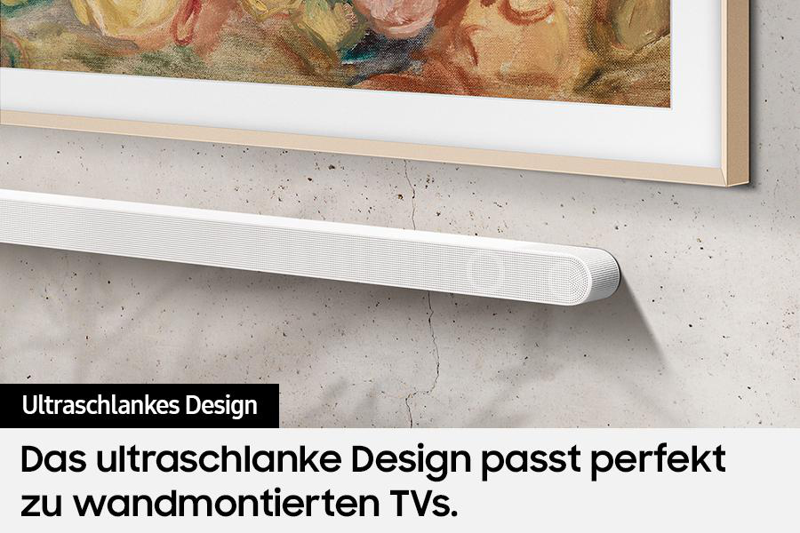 Eine weiße Soundbar ist unter einem gerahmten Kunstwerk montiert. Die Soundbar hat ein schlankes Design, und die Wand ist strukturiert.