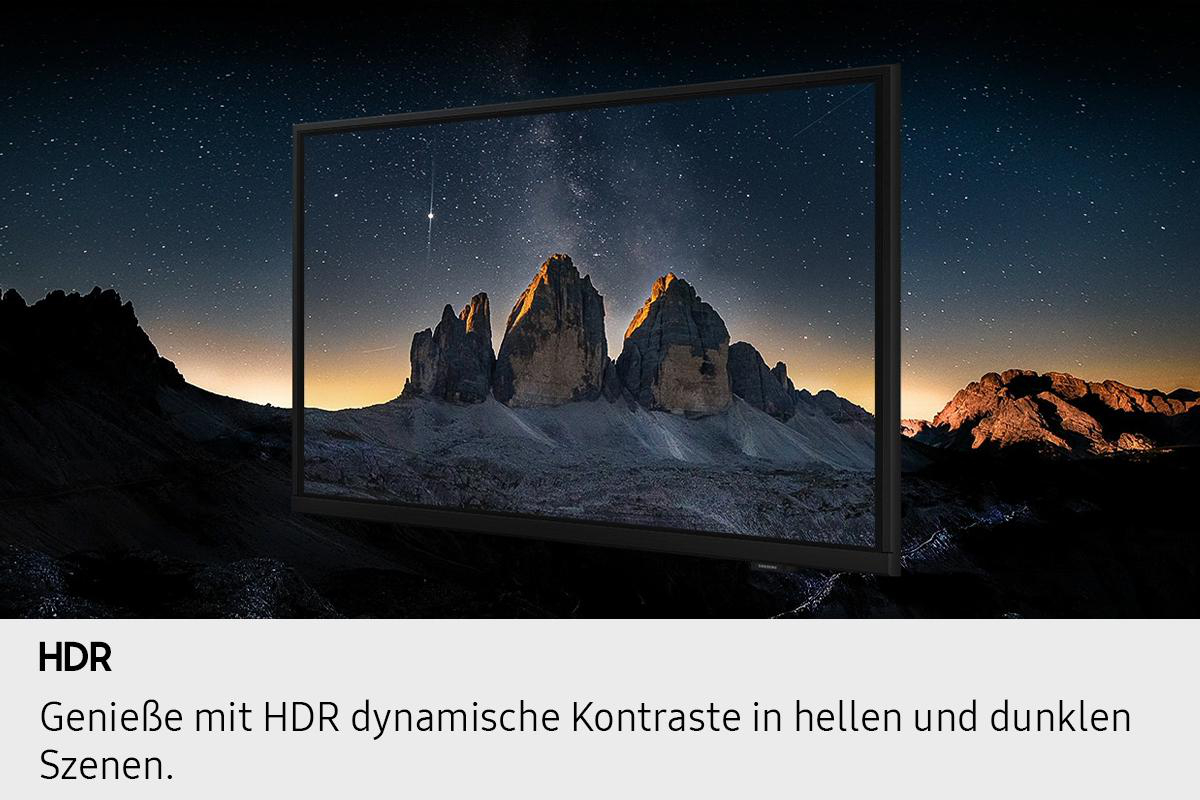 Ein Fernseher zeigt einen Nachthimmel mit Bergen. Der Bildschirm zeigt einen Sternenhimmel über felsigen Gipfeln, gerahmt von einem schwarzen Rahmen.