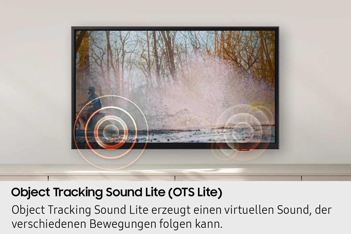 Ein Fernseher zeigt eine Person auf einem ATV im Wasser. Schallwellen sind um den Fernseher herum abgebildet.