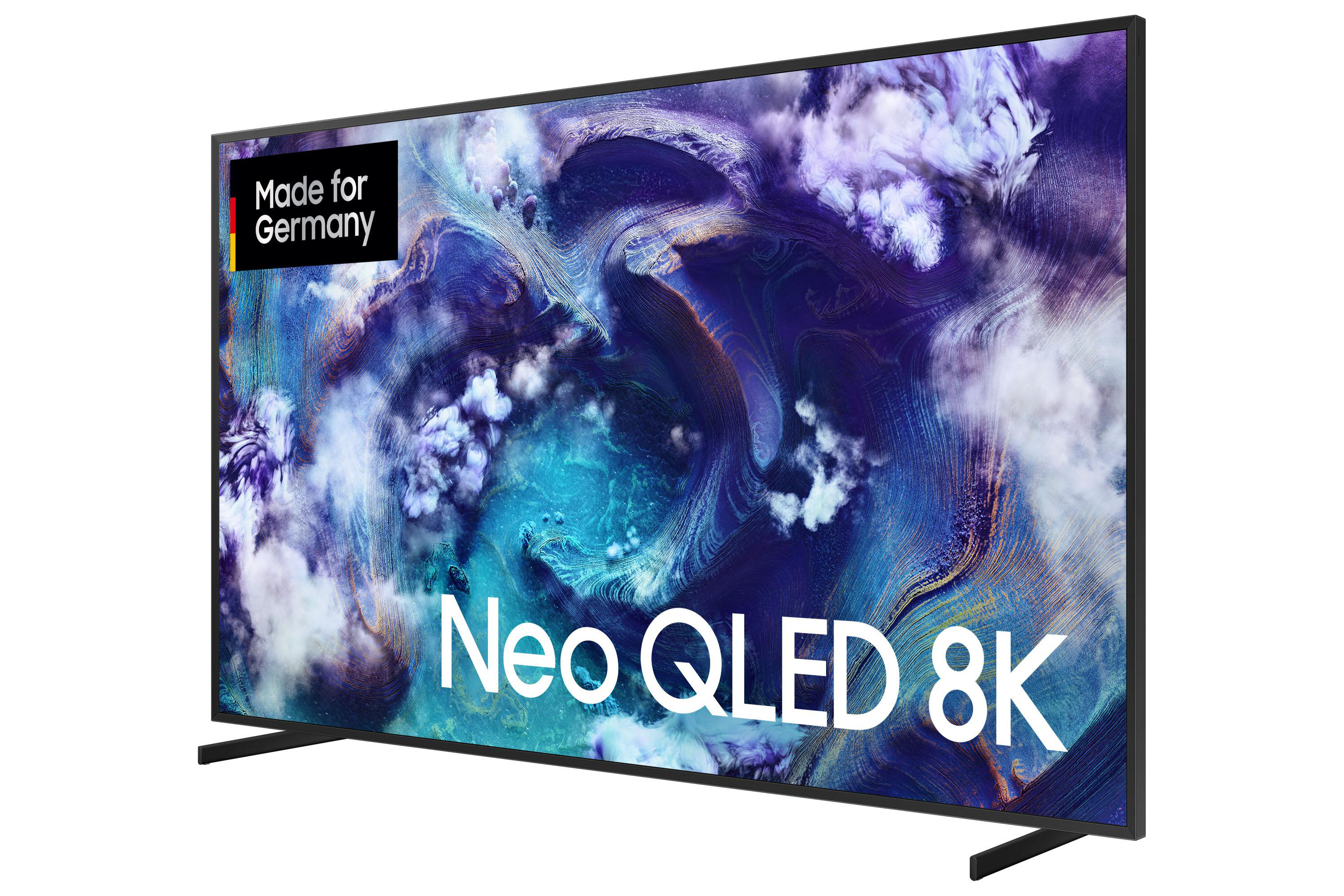 Ein Neo QLED 8K Fernseher mit einem wirbelnden abstrakten Design in Blau und Weiß. Text: 'Made for Germany' und 'Neo QLED 8K'.