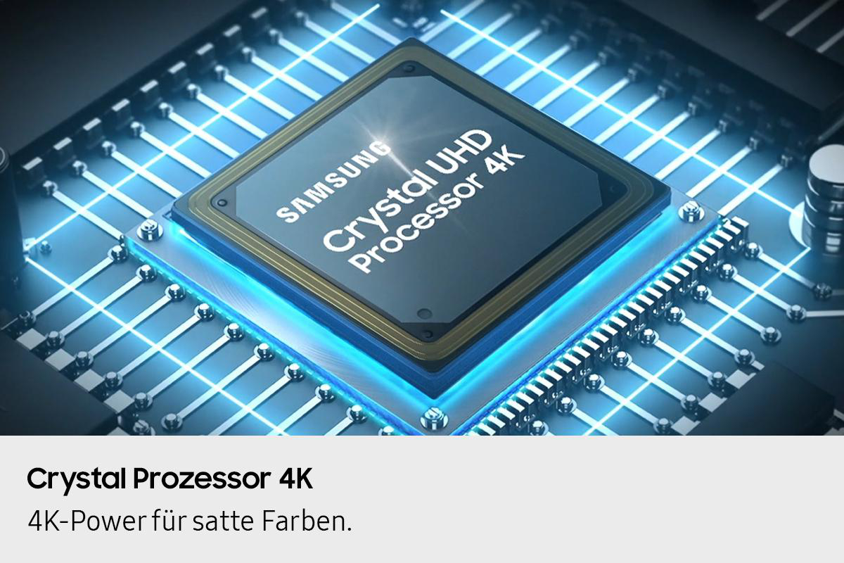 Nahaufnahme eines Samsung Crystal UHD Processor 4K. Der Chip befindet sich auf einer Platine mit blauen Linien.