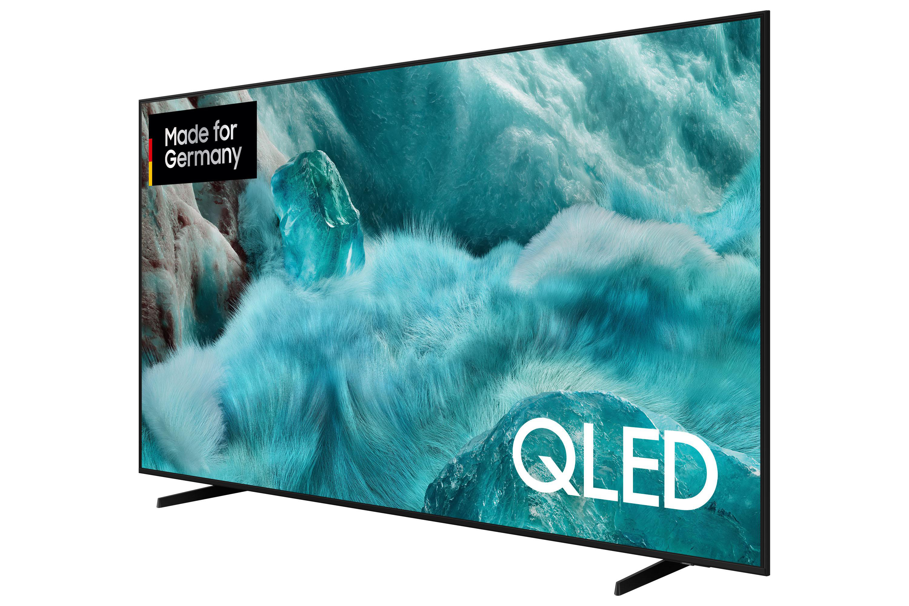 Ein QLED-Fernseher zeigt ein türkis-trübes Bild. Der Fernseher hat einen schwarzen Rahmen. Made for Germany ist oben links.