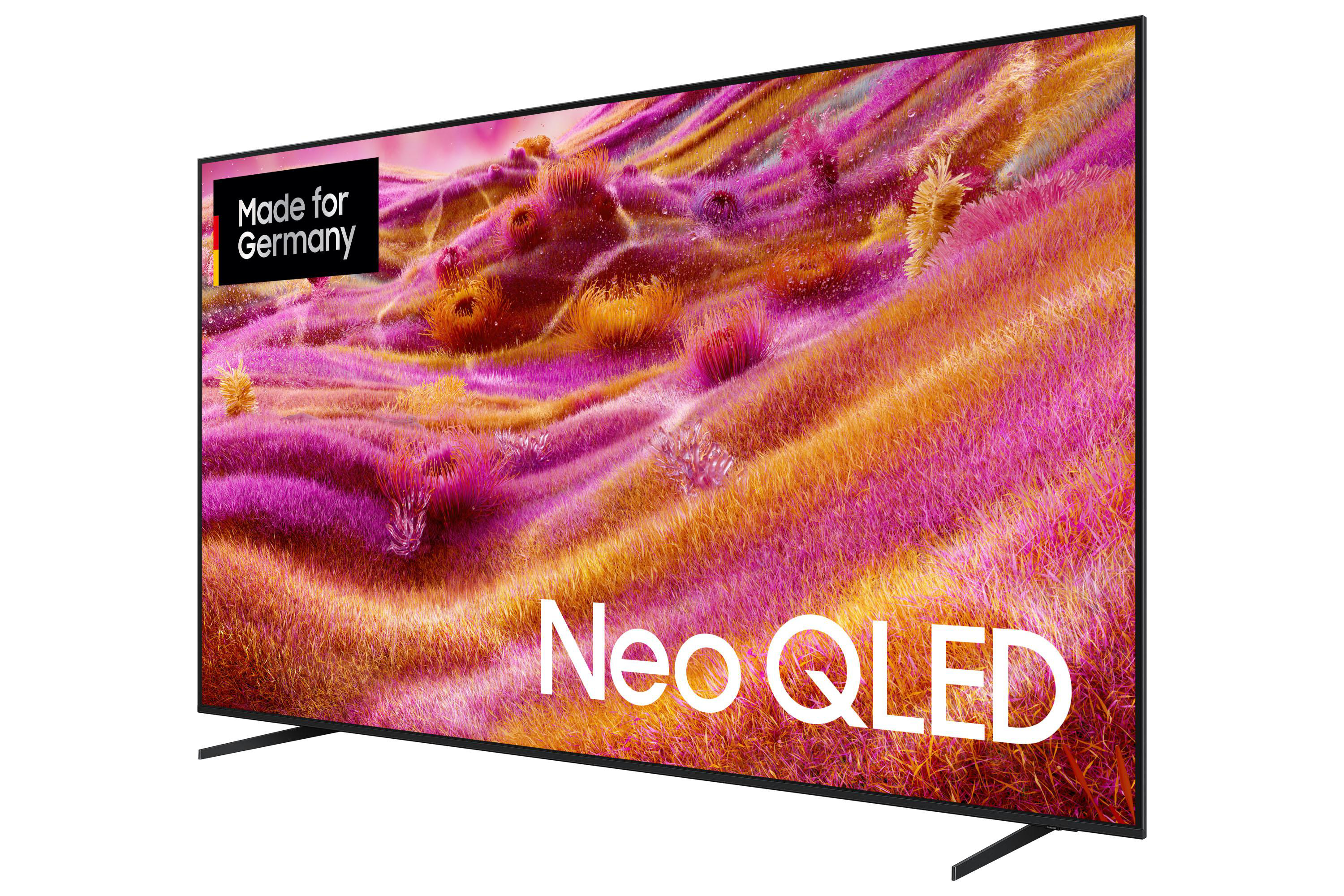 Ein schwarzer Neo-QLED-Fernseher zeigt ein farbenfrohes, abstraktes Bild. Der Bildschirm hat einen Aufkleber 'Made for Germany'.