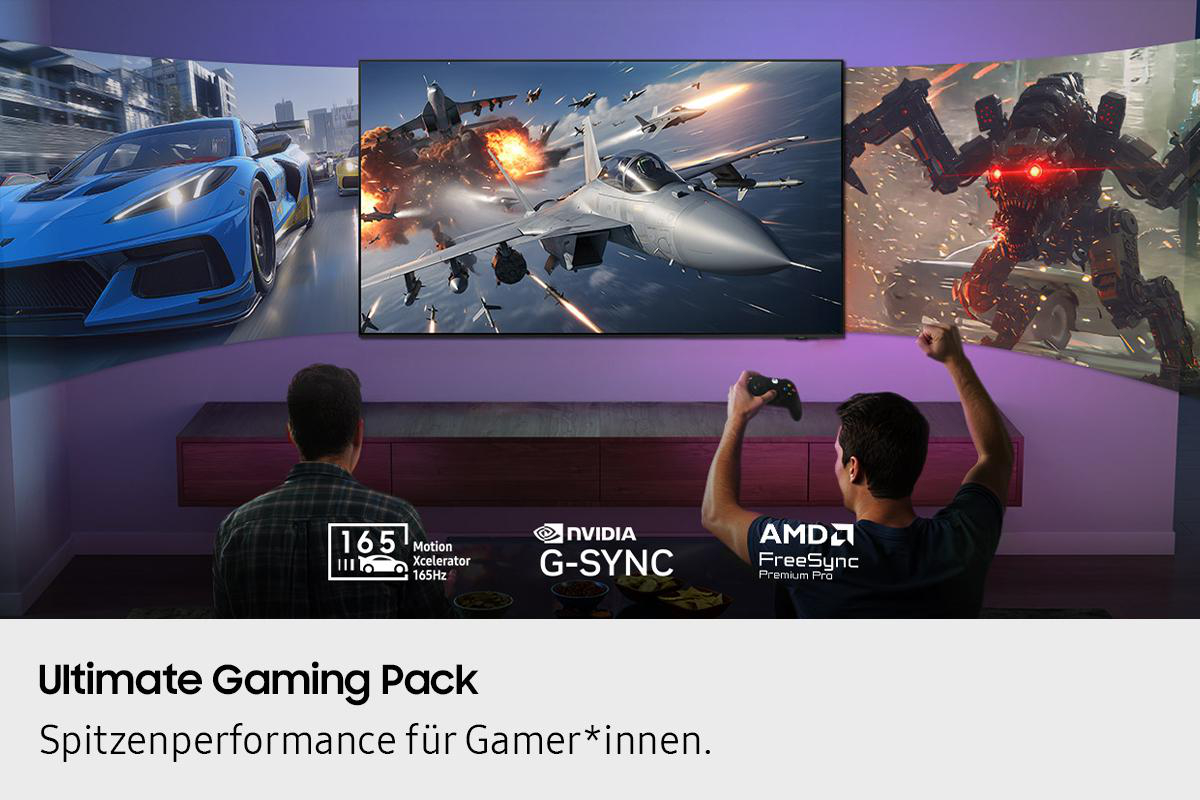 Zwei Männer spielen mit einem großen Bildschirm, der Rennwagen, Jets und Roboter zeigt. Gaming-Pack-Anzeige mit Logos und Text.