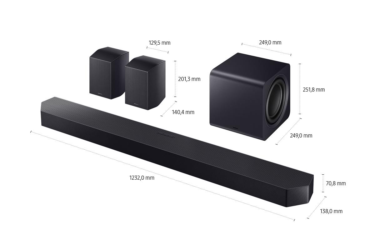 Ein schwarzes Soundsystem, bestehend aus Soundbar, zwei Lautsprechern und einem Subwoofer. Abmessungen sind angegeben.