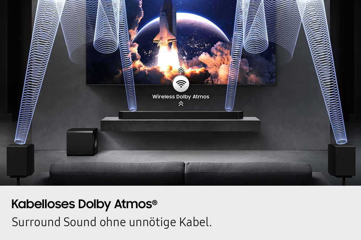 Ein Heimkino-Setup mit TV, Soundbar, Subwoofer und Lautsprechern. Wireless Dolby Atmos für Surround-Sound wird beworben.