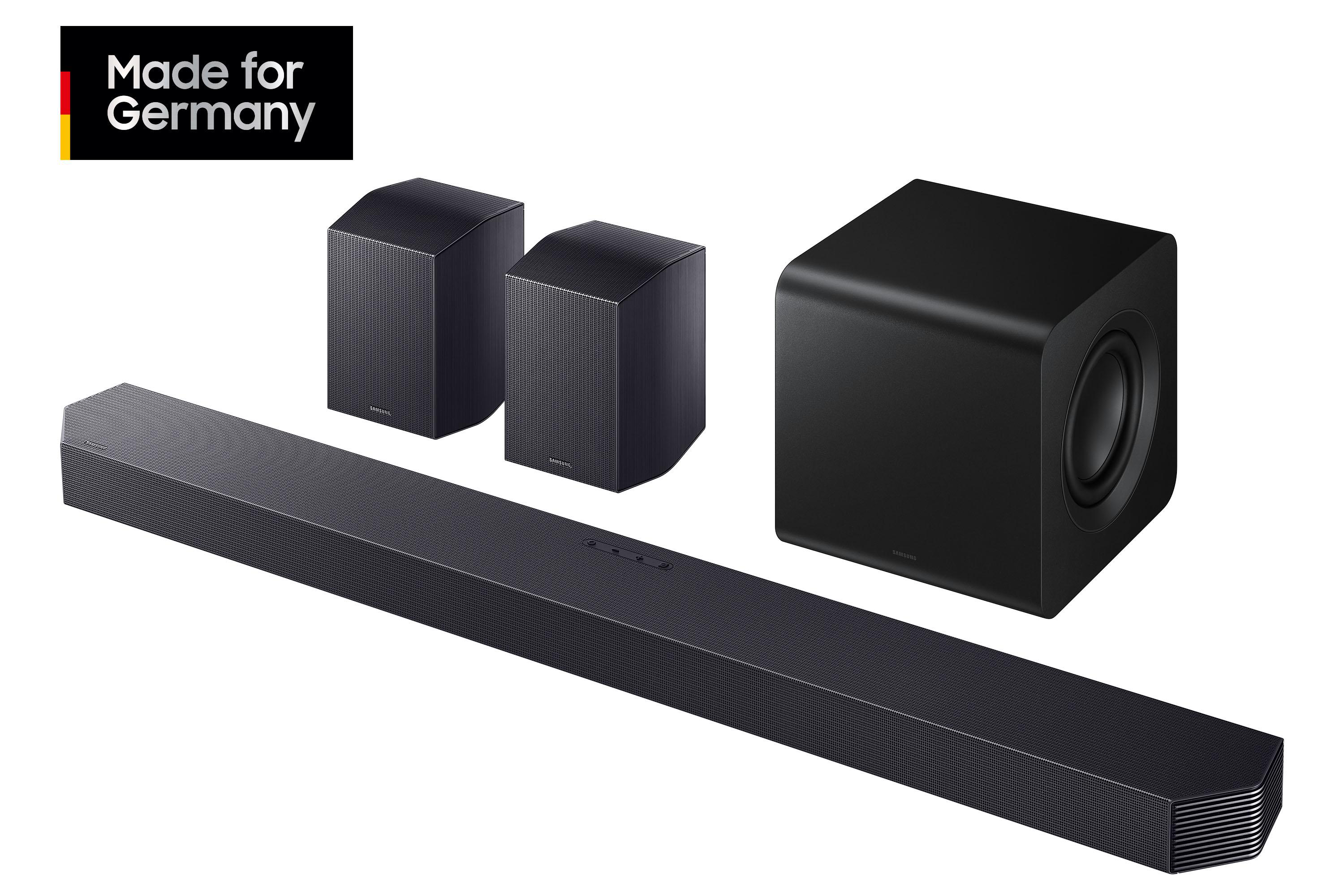 Eine schwarze Soundbar, zwei Lautsprecher und ein Subwoofer vor weißem Hintergrund. Text: "Made for Germany" oben links.