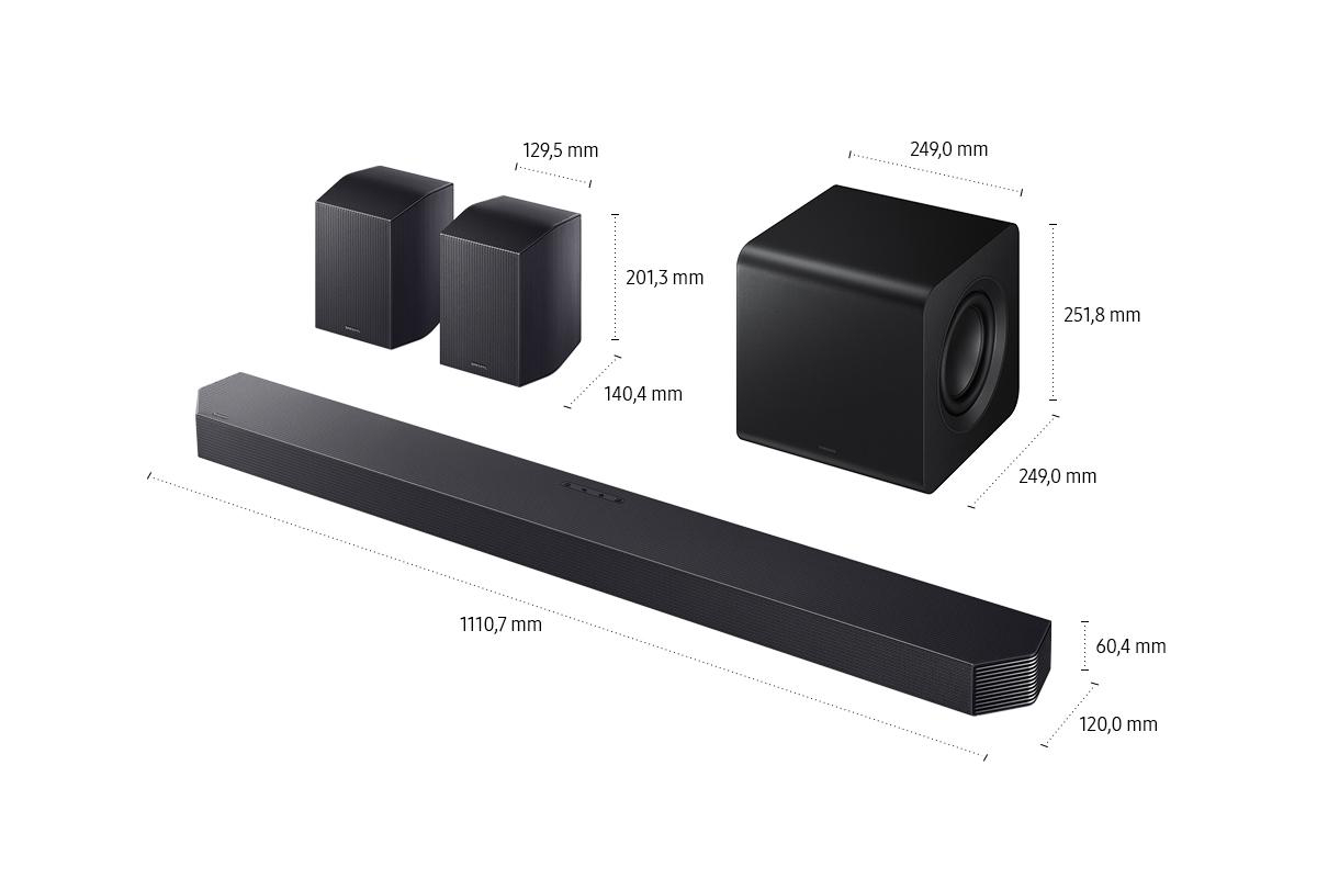 Schwarze Soundbar, zwei Lautsprecher und ein Subwoofer. Abmessungen sind beschriftet. Die Soundbar ist lang, der Subwoofer ist ein Würfel.