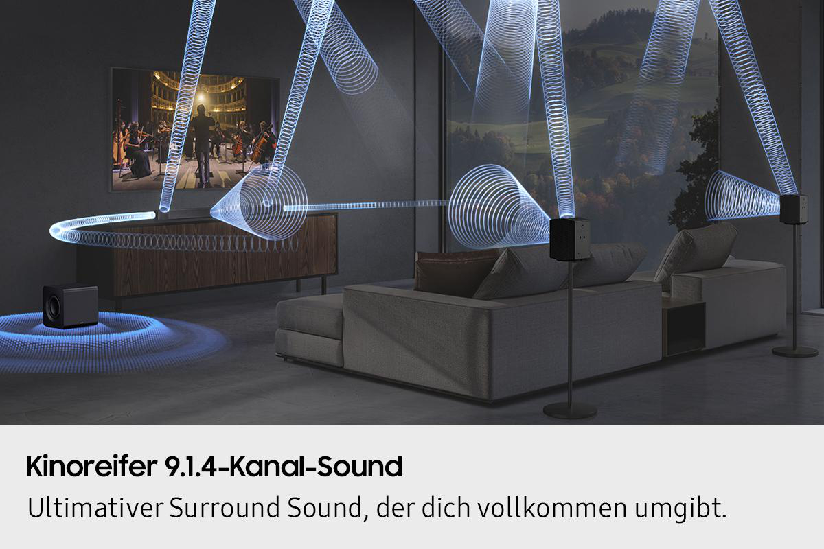 Heimkino-Setup mit Lautsprechern, die Schallwellen aussenden. Ein Bildschirm zeigt ein Orchester, Sofa und Subwoofer sichtbar.