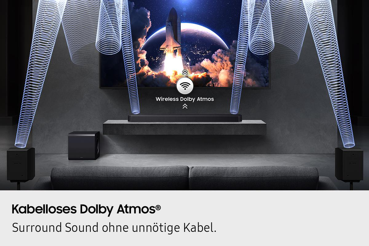 Ein Heimkino-Setup mit einem Fernseher, der einen Raketenstart zeigt, Soundbar, Lautsprechern und Subwoofer, mit Schallwellen-Visualisierungen.