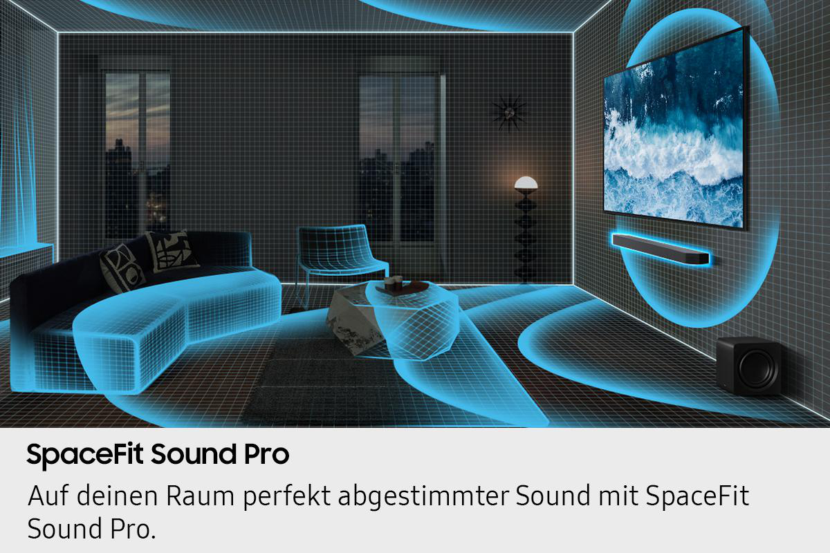 Ein Wohnzimmer mit Fernseher, Soundbar und Subwoofer. Blaue Drahtgitter heben die Möbel und das Soundsystem hervor.