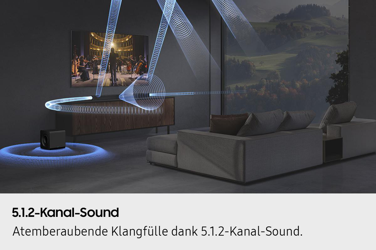 Wohnzimmerszene mit Schallwellen, einem Fernseher mit Orchester, einem Subwoofer und einem Sofa. Draußen eine Landschaft.