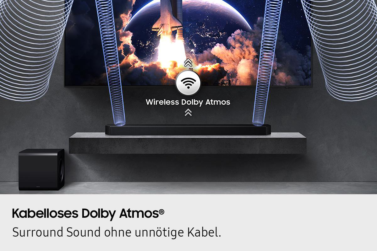 Ein Fernseher zeigt einen Raketenstart. Darunter befinden sich eine Soundbar auf einem Regal und ein Subwoofer. Wireless Dolby Atmos.