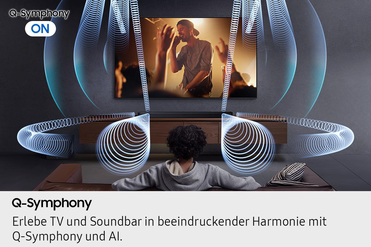 Eine Person sieht fern, auf dem ein Sänger zu sehen ist. Schallwellen gehen vom Fernseher und der Soundbar aus, eine Q-Symphony-Demonstration.